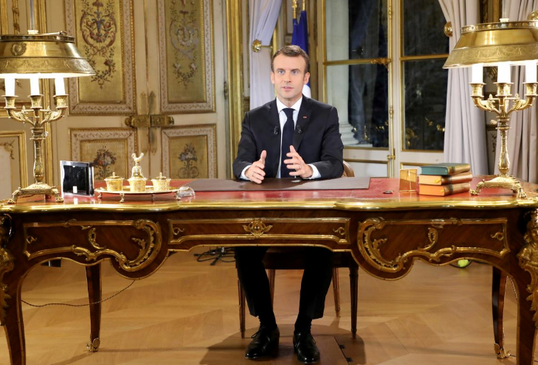 法国经济紧急状态是怎么回事？马克龙罕见认错能平息示威者怒火吗？