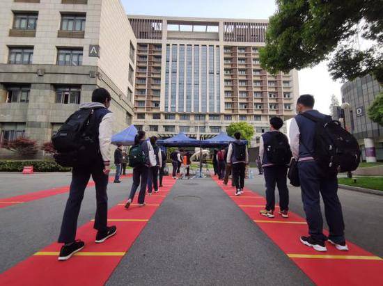 4月27日，上海市宜川中学高三学生开学，在校门口有序排队。本文图片均为澎湃新闻记者 江海啸 邓朝键 图（除署名外）