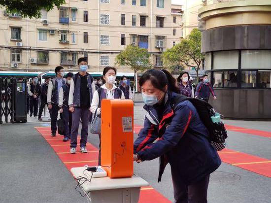 宜川中学，学生进行手部消毒。