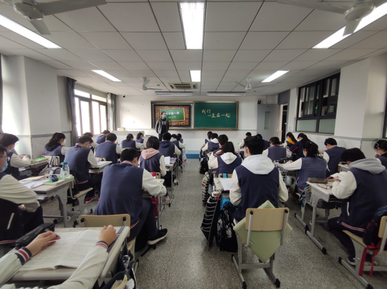 宜川中学，开学第一课的主题是“我们一直在一起”。