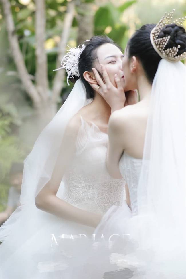 杨丽萍徒弟水月婚礼 婚礼现场和同性爱人甜蜜亲吻