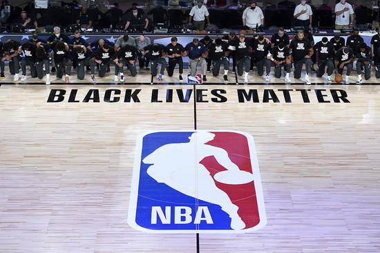 NBA球员集体下跪抗议 支持黑人维权运动