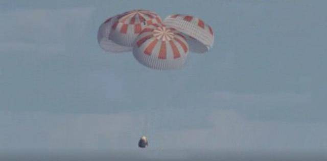 刚刚！SpaceX龙飞船载2名宇航员返回地球