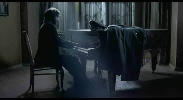 竟然和《钢琴师》一般的场景，荒凉与凄惨！