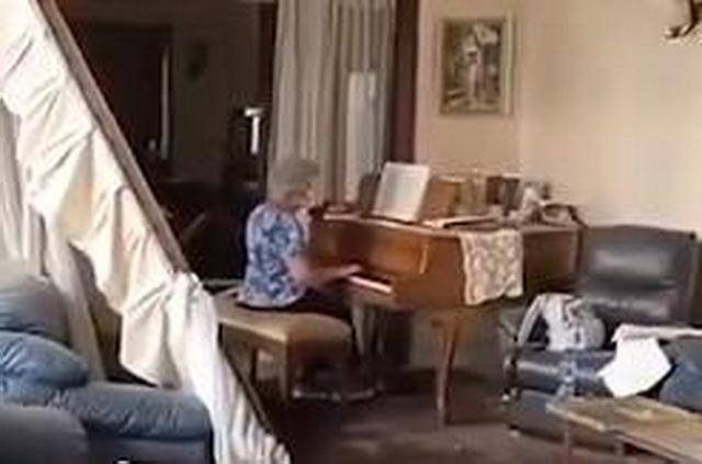 黎巴嫩奶奶在破损房间中弹钢琴 爆炸造成30万人无家可归