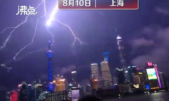 震撼！上海东方明珠被闪电击中？网友：谁在渡劫