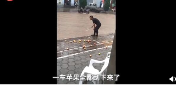 暴雨中男子用漏勺在门口捞苹果 网友：捞面练出来的 