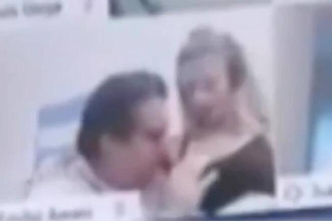 阿根廷议员开会时公然在镜头前吻妻子胸部被停职